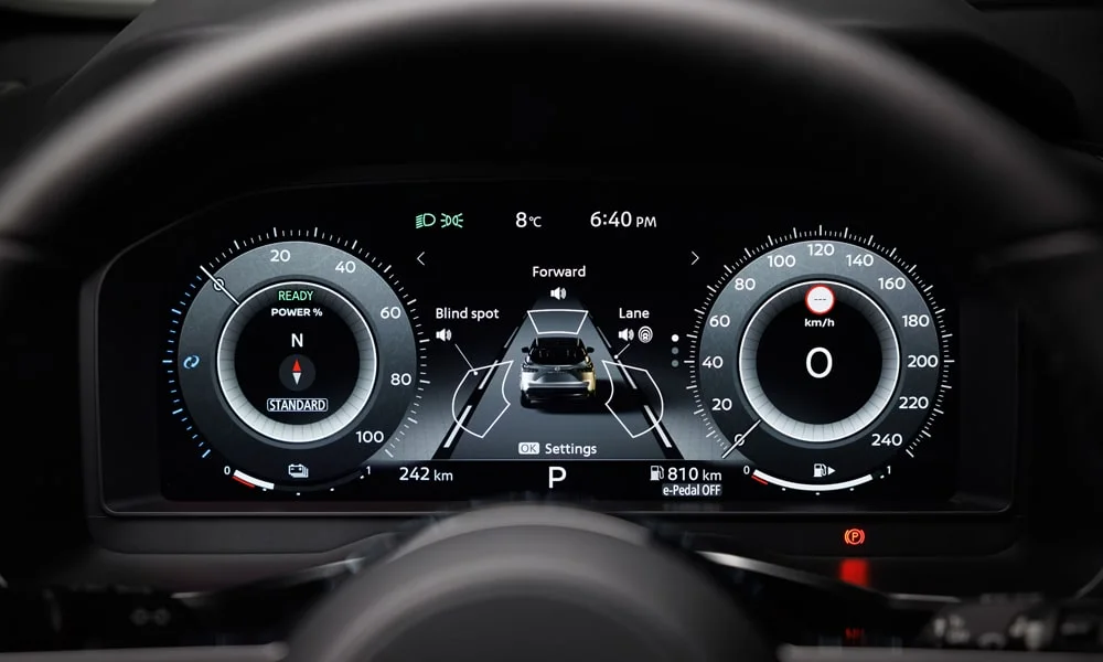 Фото Nissan Qashqai (2024) — приборная панель. Экран приборов за рулём — вся ходовая информация перед глазами. Запас хода и расход выводятся крупно — главные цифры ежедневных поездок Nissan Qashqai (2024) — приборная панель