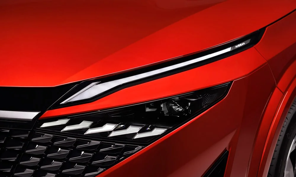 Фото Nissan Qashqai (2024) — решётка радиатора. Фирменный рисунок облицовки — визитная карточка марки. За решёткой у многих комплектаций стоит радар адаптивного круиз-контроля Nissan Qashqai (2024) — решётка радиатора