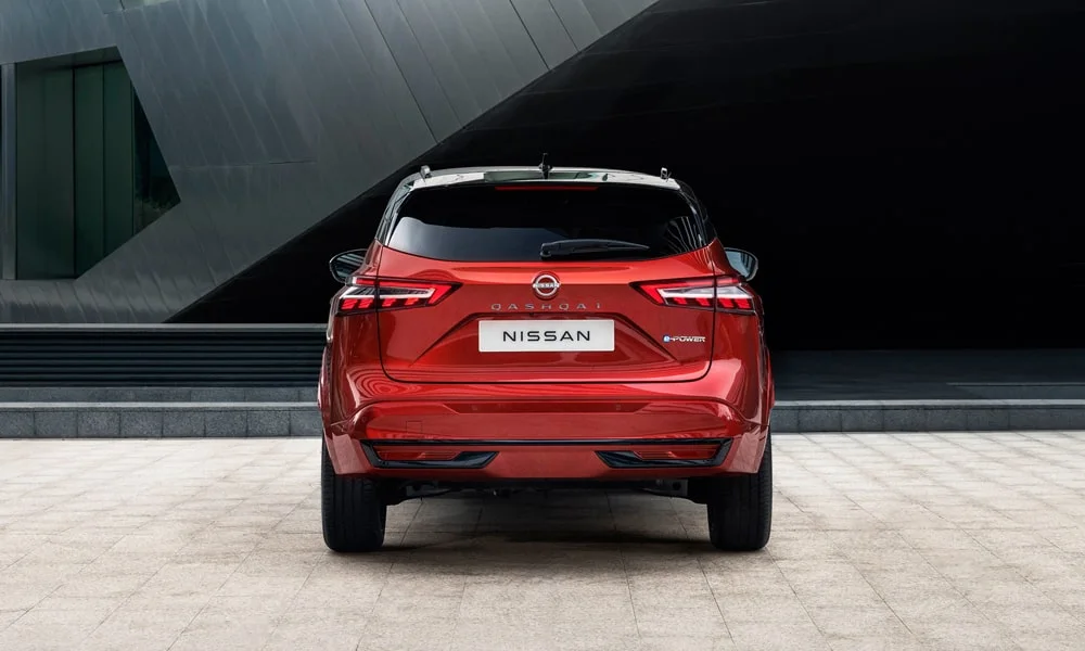 Фото Nissan Qashqai (2024) — вид сзади, фото 3. Графика фонарей, бампер и оформление пятой двери. Светодиодная полоса или раздельные секции — задняя оптика стала главным украшением кормы Nissan Qashqai (2024) — вид сзади, фото 3