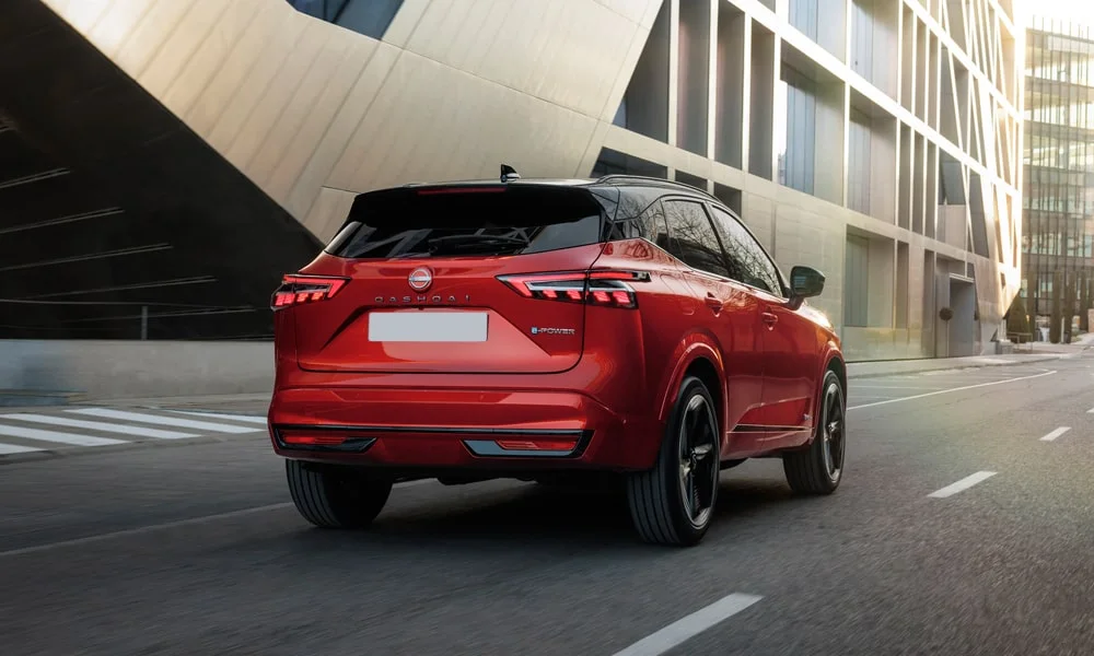 Фото Nissan Qashqai (2024) — вид сзади, фото 4. Графика фонарей, бампер и оформление пятой двери Nissan Qashqai (2024) — вид сзади, фото 4