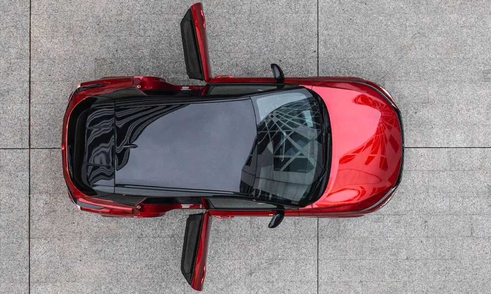 Фото Nissan Qashqai (2024) — крыша. Крыша сверху: остекление, рейлинги и антенна-плавник. Панорамное стекло зрительно увеличивает салон; шторка спасает в жару Nissan Qashqai (2024) — крыша