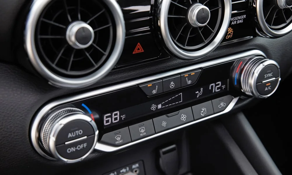 Фото Nissan Sentra — блок климат-контроля. Физические клавиши температуры и обдува. Раздельные зоны позволяют водителю и пассажиру выбрать свою температуру Nissan Sentra — блок климат-контроля