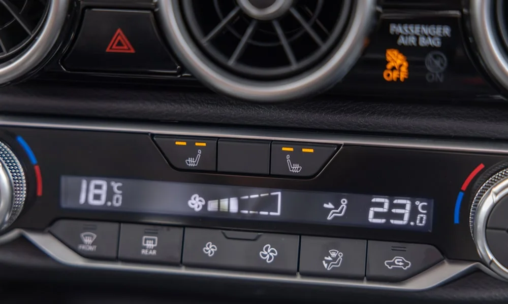 Фото Nissan Sentra — блок климат-контроля, фото 2. Панель климата крупным планом — регулировки доступны на ощупь. Отдельные клавиши климата удобнее сенсорных меню в движении Nissan Sentra — блок климат-контроля, фото 2