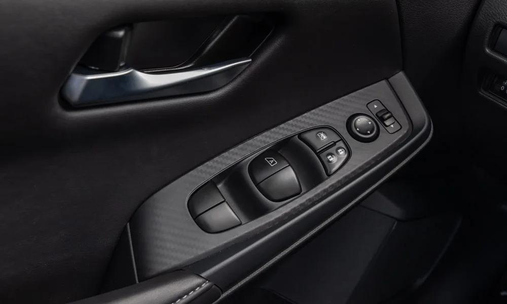 Фото Nissan Sentra — кнопки управления. Блок клавиш управления крупным планом Nissan Sentra — кнопки управления