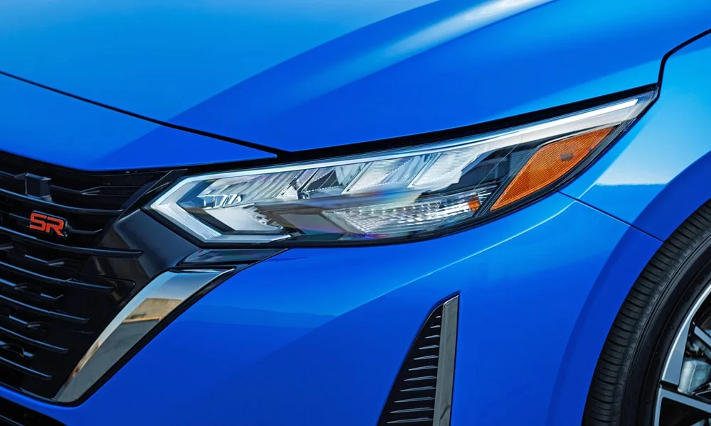 Фото Nissan Sentra — вид спереди, фото 4. Оптика, решётка и бампер — первое впечатление о модели. Дневные ходовые огни включаются автоматически с запуском Nissan Sentra — вид спереди, фото 4