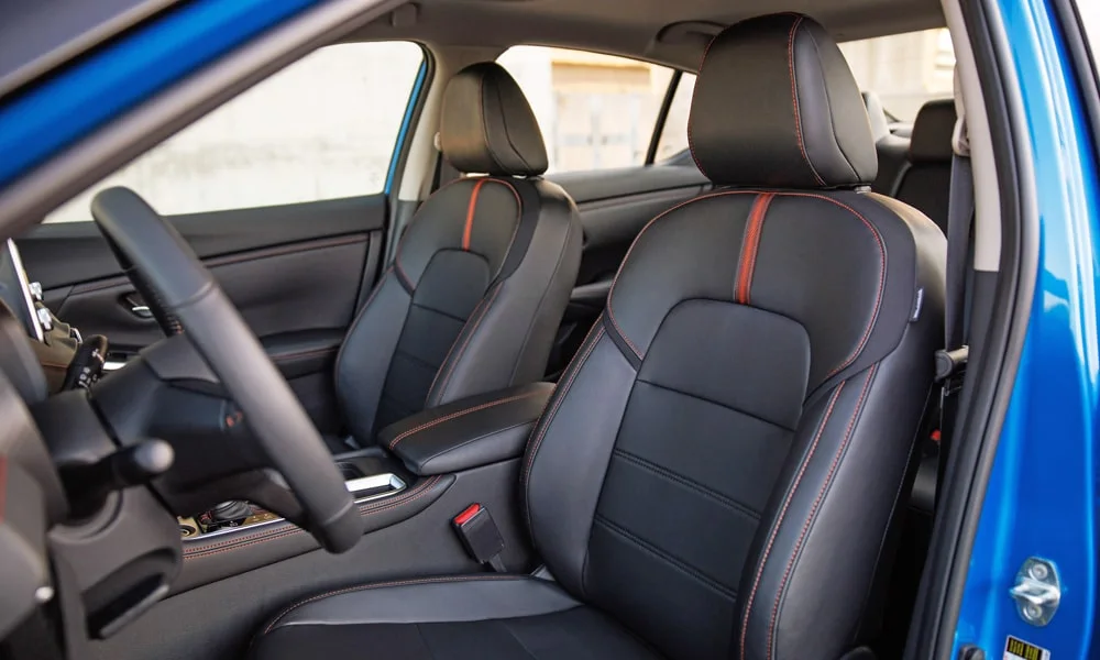 Фото Nissan Sentra — передние сиденья. Водительское и пассажирское кресла: обивка из перфорированной коже, профиль с боковой поддержкой Nissan Sentra — передние сиденья