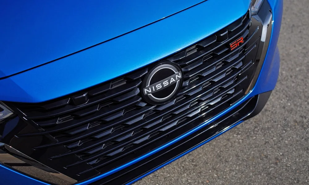 Фото Nissan Sentra — решётка радиатора. Фирменный рисунок облицовки — визитная карточка марки Nissan Sentra — решётка радиатора
