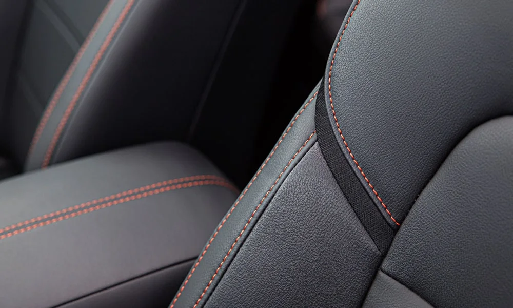 Фото Nissan Sentra — интерьер. Общий план салона: архитектура панели, консоль и кресла. Уровень отделки читается по стыкам панелей и мягким поверхностям в зонах касания Nissan Sentra — интерьер