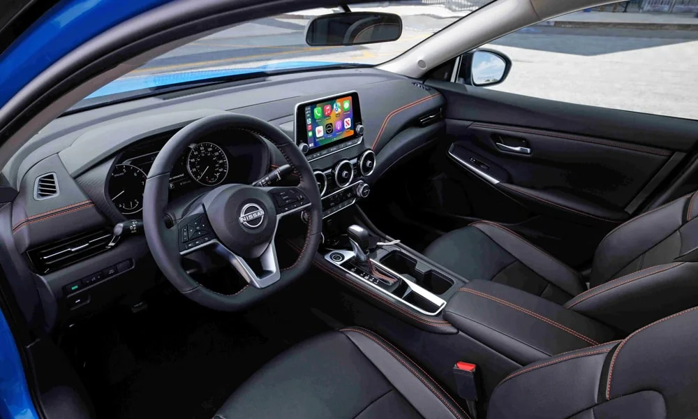 Фото Nissan Sentra — интерьер, фото 2. Общий план салона: архитектура панели, консоль и кресла Nissan Sentra — интерьер, фото 2