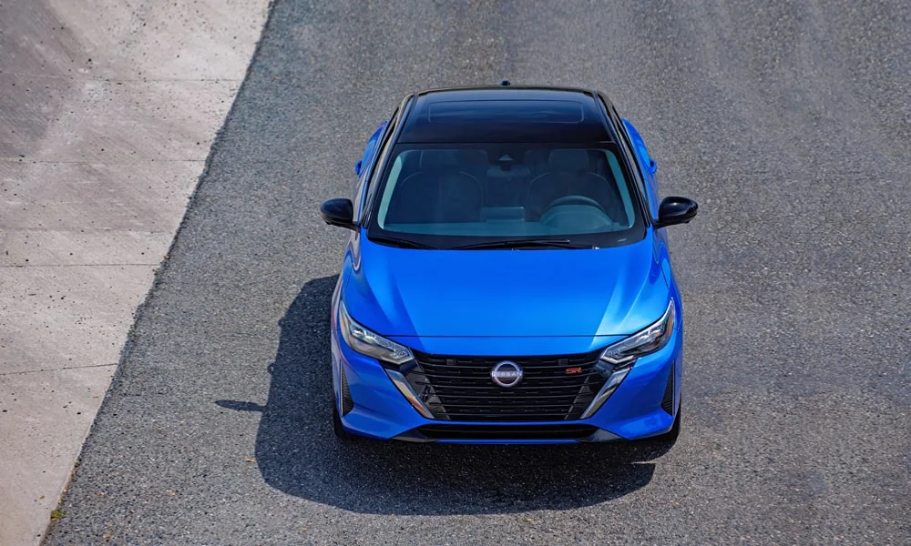 Фото Nissan Sentra — крыша, фото 3. Линия крыши и панорамное остекление с высоты Nissan Sentra — крыша, фото 3