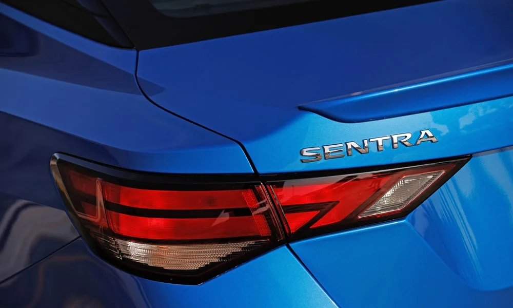 Фото Nissan Sentra — задние фонари. Графика секций крупным планом — ночная подпись модели. Динамические поворотники с бегущей индикацией встречаются в старших комплектациях Nissan Sentra — задние фонари
