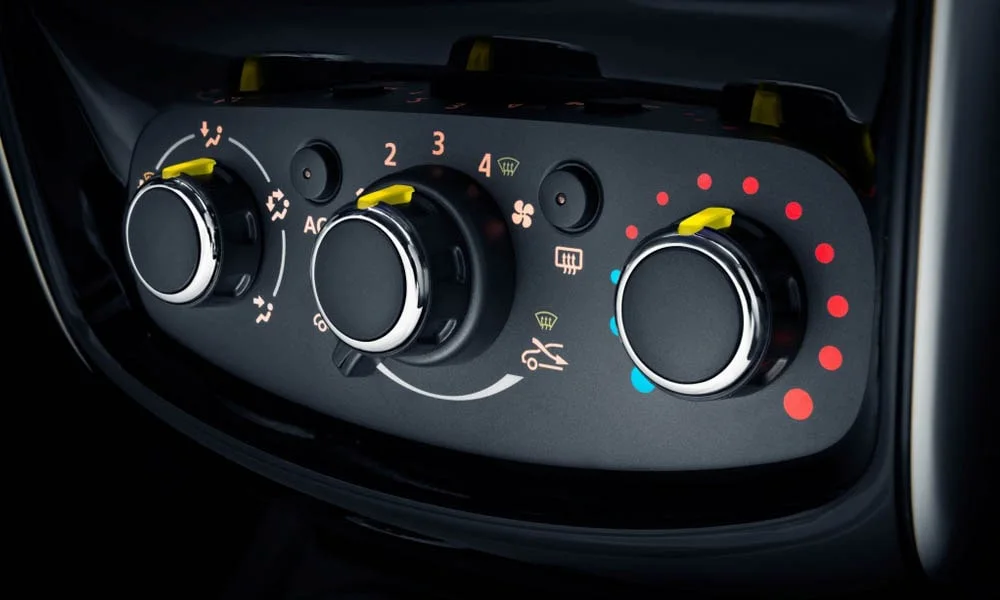Фото Nissan Terrano — блок климат-контроля. Панель климата крупным планом — регулировки доступны на ощупь. Отдельные клавиши климата удобнее сенсорных меню в движении Nissan Terrano — блок климат-контроля