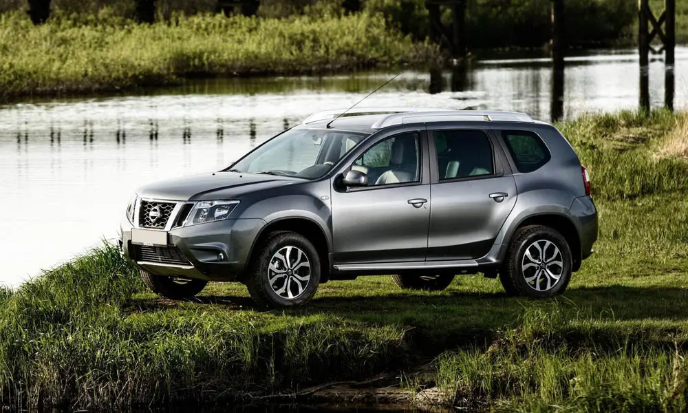 Фото Nissan Terrano — вид спереди, фото 4. Кузов в серебристом цвете: рисунок оптики и решётки задаёт узнаваемое «лицо» модели. Дневные ходовые огни включаются автоматически с запуском Nissan Terrano — вид спереди, фото 4