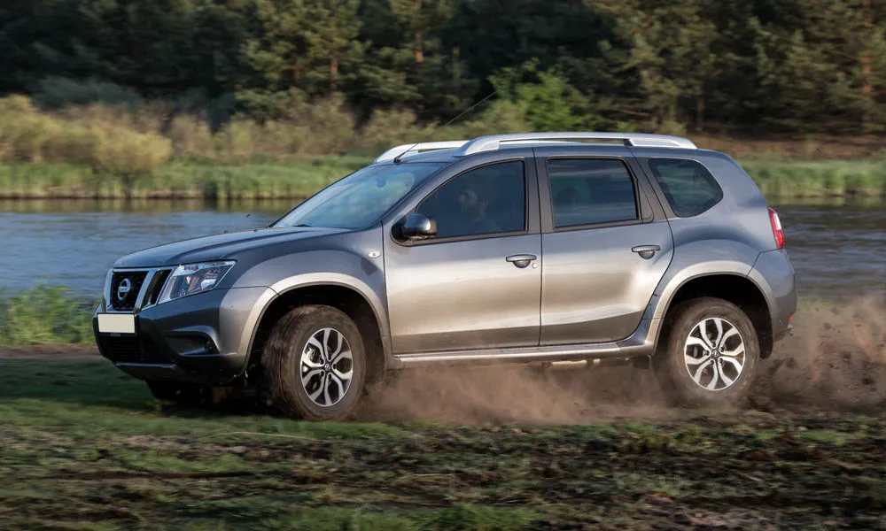 Фото Nissan Terrano — вид спереди, фото 6. Кузов в серебристом цвете: рисунок оптики и решётки задаёт узнаваемое «лицо» модели. Рисунок ходовых огней — подпись модели, по нему её узнают в потоке Nissan Terrano — вид спереди, фото 6