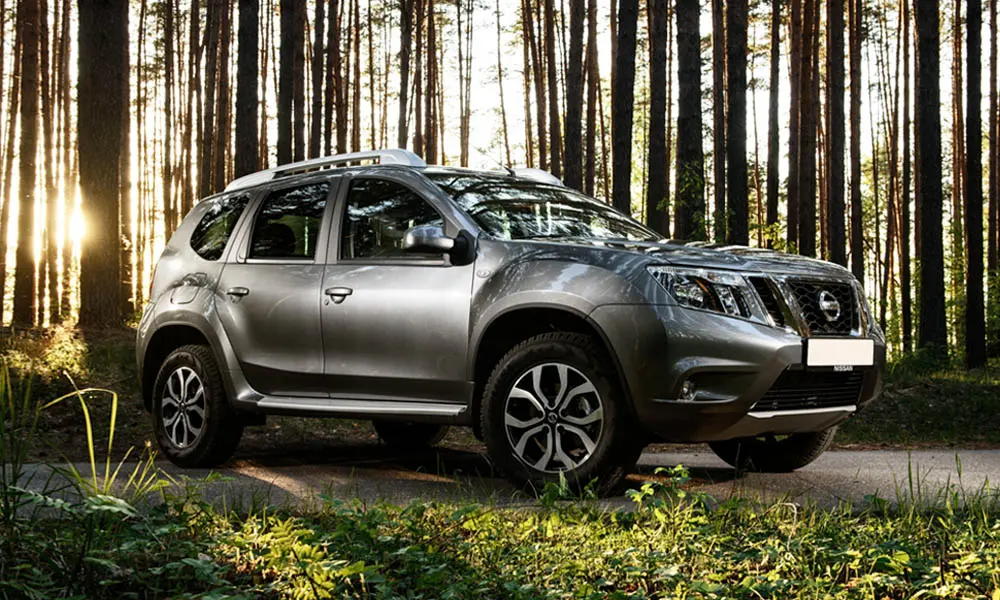 Фото Nissan Terrano — вид спереди, фото 8. Анфас: пропорции капота, посадка кузова и графика ходовых огней. Дневные ходовые огни включаются автоматически с запуском Nissan Terrano — вид спереди, фото 8