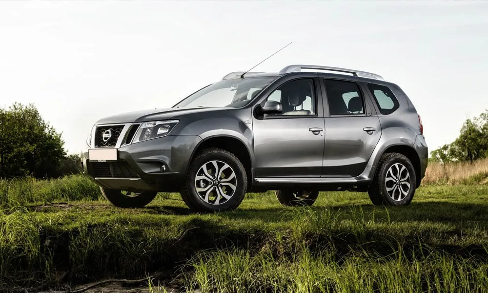 Фото Nissan Terrano — вид спереди, фото 9. Анфас: пропорции капота, посадка кузова и графика ходовых огней Nissan Terrano — вид спереди, фото 9