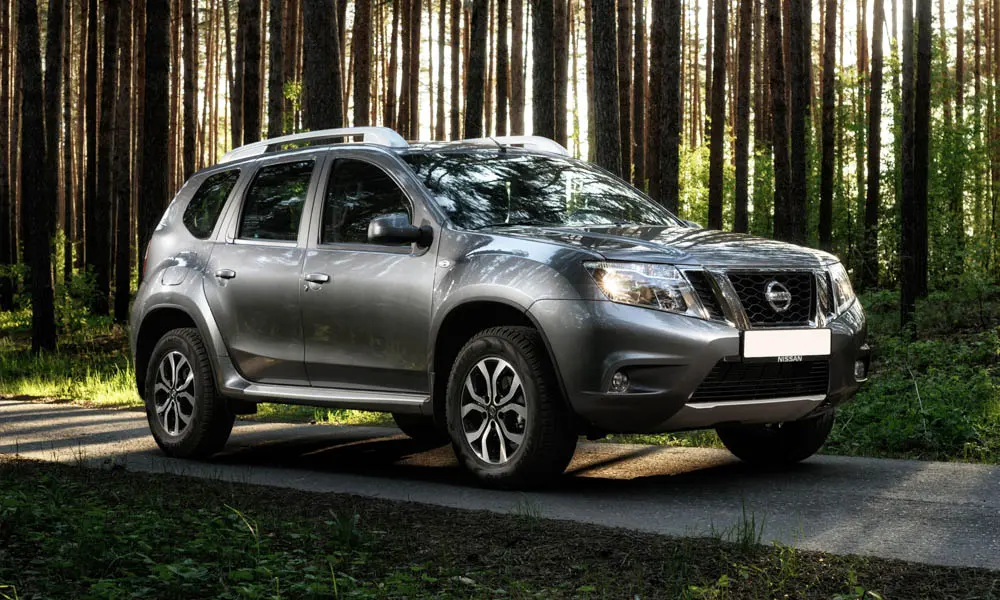Фото Nissan Terrano — вид спереди, фото 10. Анфас: пропорции капота, посадка кузова и графика ходовых огней. Рисунок ходовых огней — подпись модели, по нему её узнают в потоке Nissan Terrano — вид спереди, фото 10