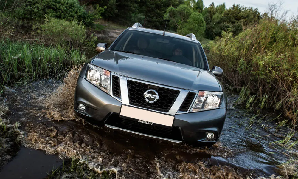 Фото Nissan Terrano — вид спереди, фото 11. Анфас: пропорции капота, посадка кузова и графика ходовых огней Nissan Terrano — вид спереди, фото 11