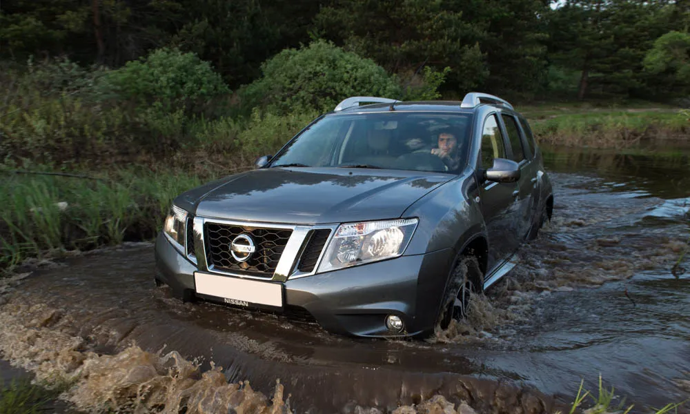 Фото Nissan Terrano — вид спереди, фото 12. Оптика, решётка и бампер — первое впечатление о модели. Рисунок ходовых огней — подпись модели, по нему её узнают в потоке Nissan Terrano — вид спереди, фото 12