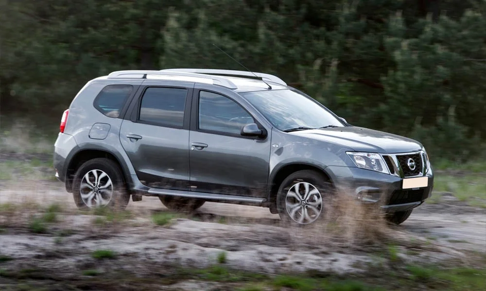 Фото Nissan Terrano — вид спереди, фото 14. Оптика, решётка и бампер — первое впечатление о модели. Рисунок ходовых огней — подпись модели, по нему её узнают в потоке Nissan Terrano — вид спереди, фото 14