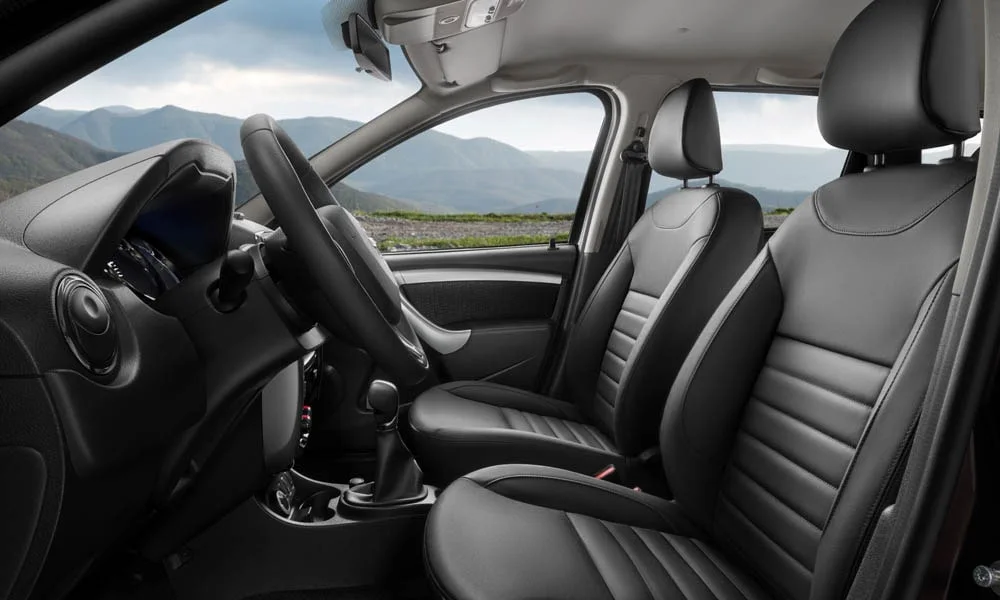 Фото Nissan Terrano — передние сиденья. Профиль кресел: боковая поддержка и подголовники. Регулировки с памятью возвращают кресло под водителя одним нажатием — у версий с электроприводом Nissan Terrano — передние сиденья