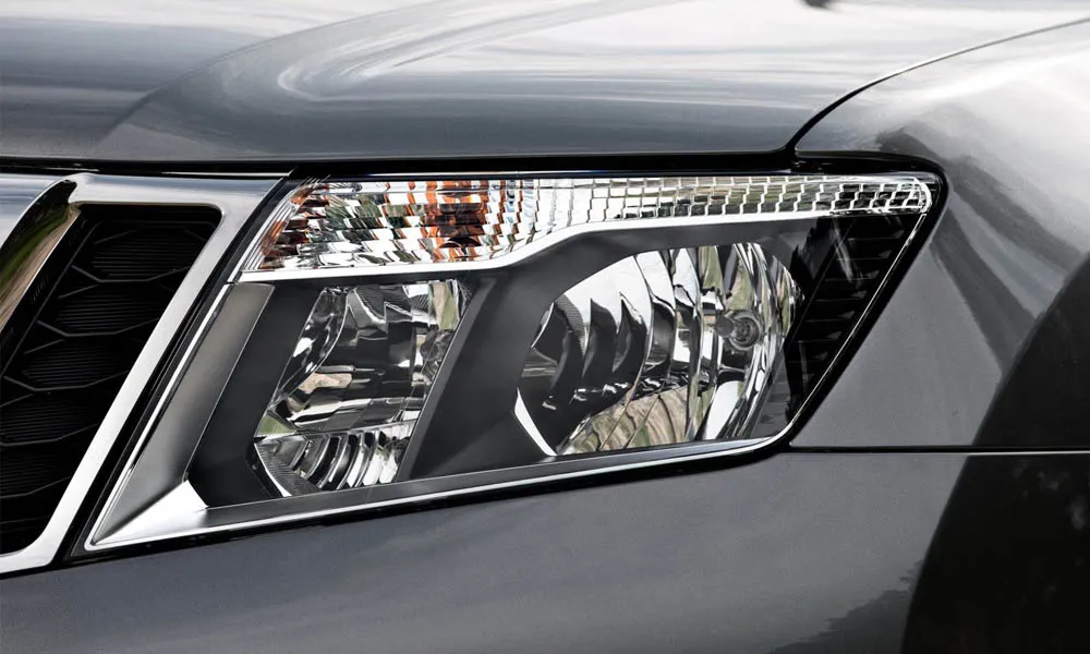 Фото Nissan Terrano — передняя оптика. Начинка фары: модули ближнего и дальнего света, ходовые огни Nissan Terrano — передняя оптика