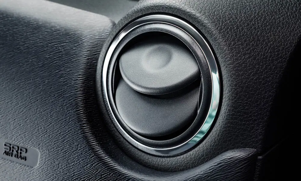 Фото Nissan Terrano — интерьер, фото 2. Общий план салона: архитектура панели, консоль и кресла Nissan Terrano — интерьер, фото 2