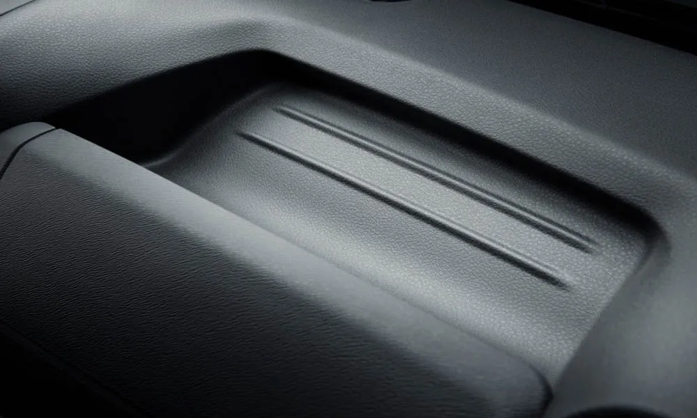 Фото Nissan Terrano — интерьер, фото 3. Общий план салона: архитектура панели, консоль и кресла. Уровень отделки читается по стыкам панелей и мягким поверхностям в зонах касания Nissan Terrano — интерьер, фото 3