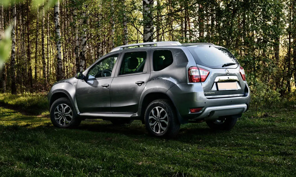 Фото Nissan Terrano — вид сзади, фото 4. Графика фонарей, бампер и оформление пятой двери. Светодиодная полоса или раздельные секции — задняя оптика стала главным украшением кормы Nissan Terrano — вид сзади, фото 4