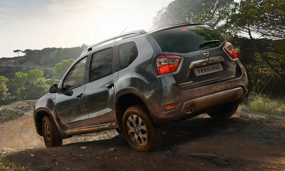 Фото Nissan Terrano — вид сзади, фото 5. Серый кузов сзади — фонари и бампер определяют ночной образ модели. Светодиодная полоса или раздельные секции — задняя оптика стала главным украшением кормы Nissan Terrano — вид сзади, фото 5