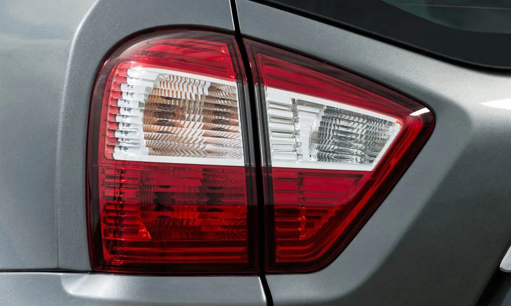 Фото Nissan Terrano — задние фонари. Графика секций крупным планом — ночная подпись модели Nissan Terrano — задние фонари