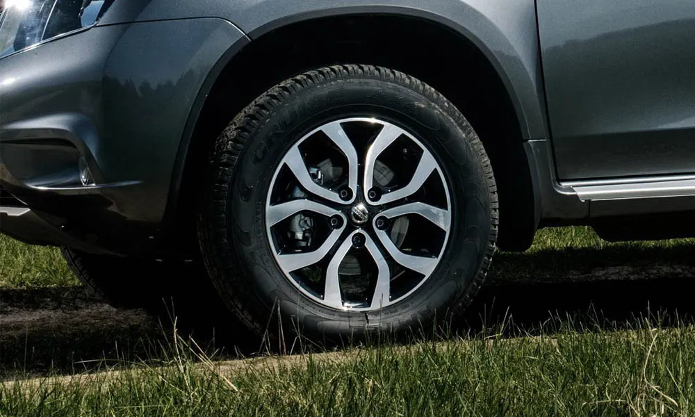 Фото Nissan Terrano — колесо и диск. Дизайн спиц и профиль резины крупным планом Nissan Terrano — колесо и диск