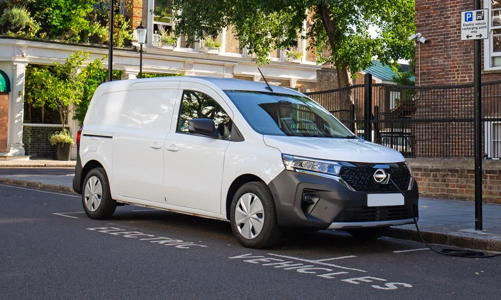 Фото Nissan Townstar — вид спереди, фото 9. Белый кузов, строгая симметрия оптики — базовый ракурс знакомства с дизайном. Дневные ходовые огни включаются автоматически с запуском Nissan Townstar — вид спереди, фото 9