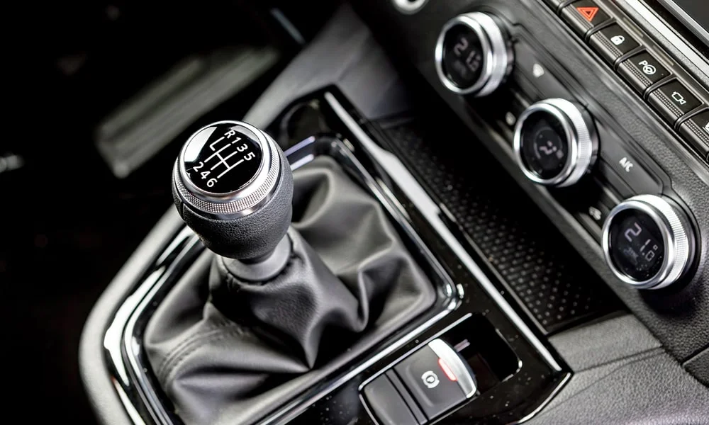 Фото Nissan Townstar — селектор коробки передач. Управление коробкой: компактный селектор освобождает место на тоннеле. Режимы движения и электронный ручник собраны рядом с селектором Nissan Townstar — селектор коробки передач