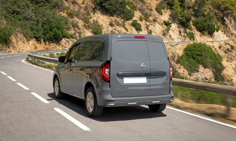 Фото Nissan Townstar — вид сзади, фото 3. Линия крыши, стойки и задняя дверь в сером исполнении. Насадки выхлопа или их имитация внизу бампера различают версии Nissan Townstar — вид сзади, фото 3
