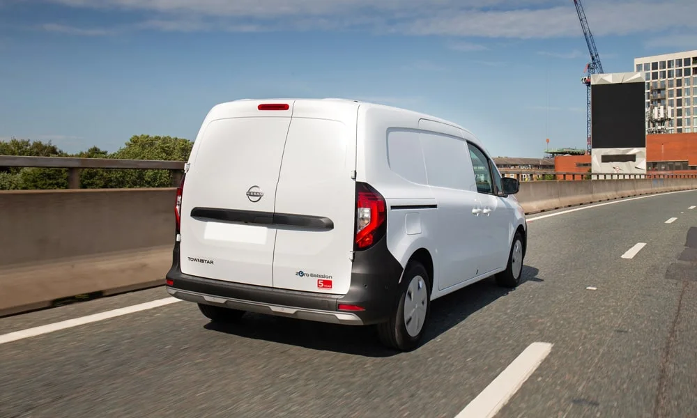 Фото Nissan Townstar — вид сзади, фото 4. Белый кузов сзади — фонари и бампер определяют ночной образ модели. Насадки выхлопа или их имитация внизу бампера различают версии Nissan Townstar — вид сзади, фото 4