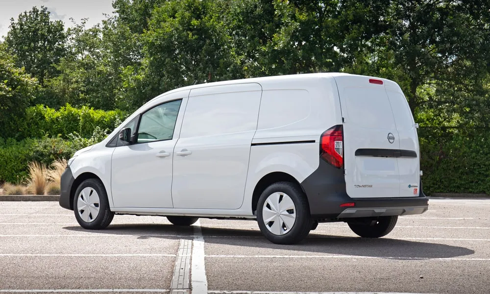 Фото Nissan Townstar — вид сзади, фото 5. Линия крыши, стойки и задняя дверь в белом исполнении. Светодиодная полоса или раздельные секции — задняя оптика стала главным украшением кормы Nissan Townstar — вид сзади, фото 5