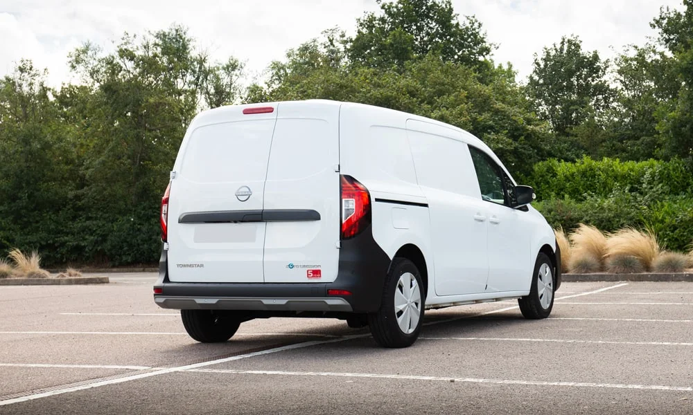 Фото Nissan Townstar — вид сзади, фото 6. Корма в белом цвете: графика фонарей и пластика пятой двери. Насадки выхлопа или их имитация внизу бампера различают версии Nissan Townstar — вид сзади, фото 6