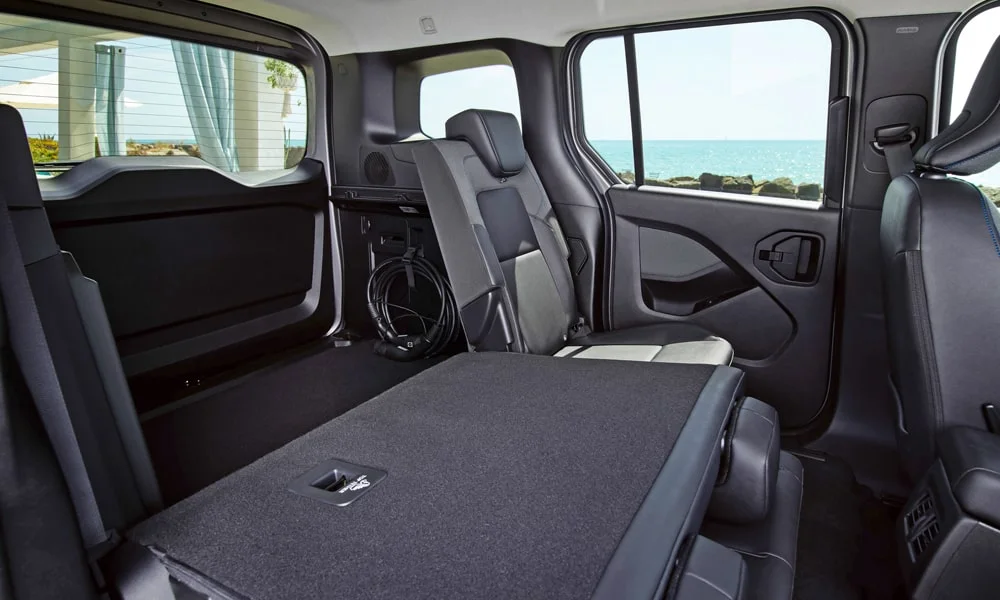 Фото Nissan Townstar — задние сиденья, фото 3. Посадка второго ряда: подголовники и подлокотник. Плоский пол упрощает посадку втроём Nissan Townstar — задние сиденья, фото 3
