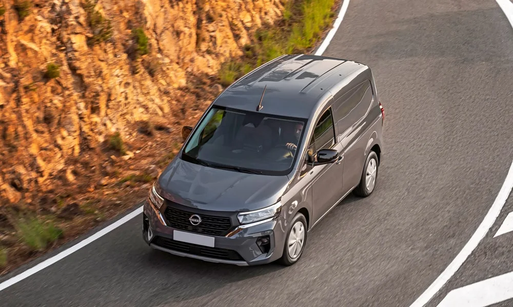 Фото Nissan Townstar — крыша. Линия крыши и панорамное остекление с высоты. Рейлинги рассчитаны на поперечины для бокса или велокреплений Nissan Townstar — крыша