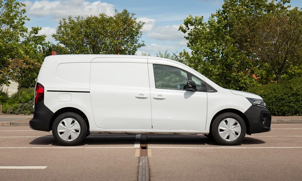 Фото Nissan Townstar — вид сбоку, фото 3. Белый кузов в профиль — пропорции, высота посадки и дизайн дисков Nissan Townstar — вид сбоку, фото 3