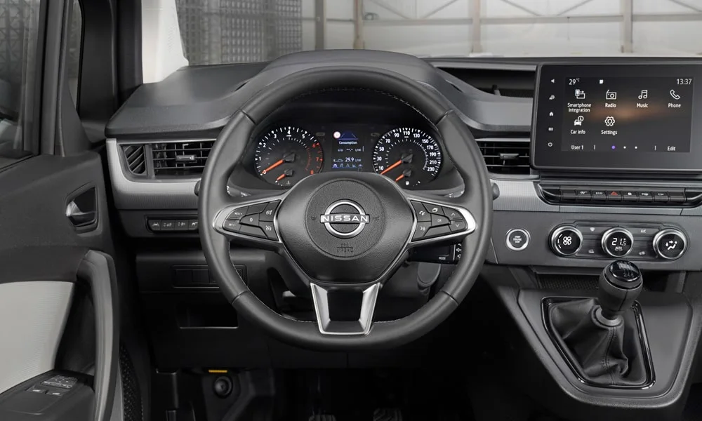 Фото Nissan Townstar — руль. Обшивка обода и компоновка спиц крупным планом Nissan Townstar — руль