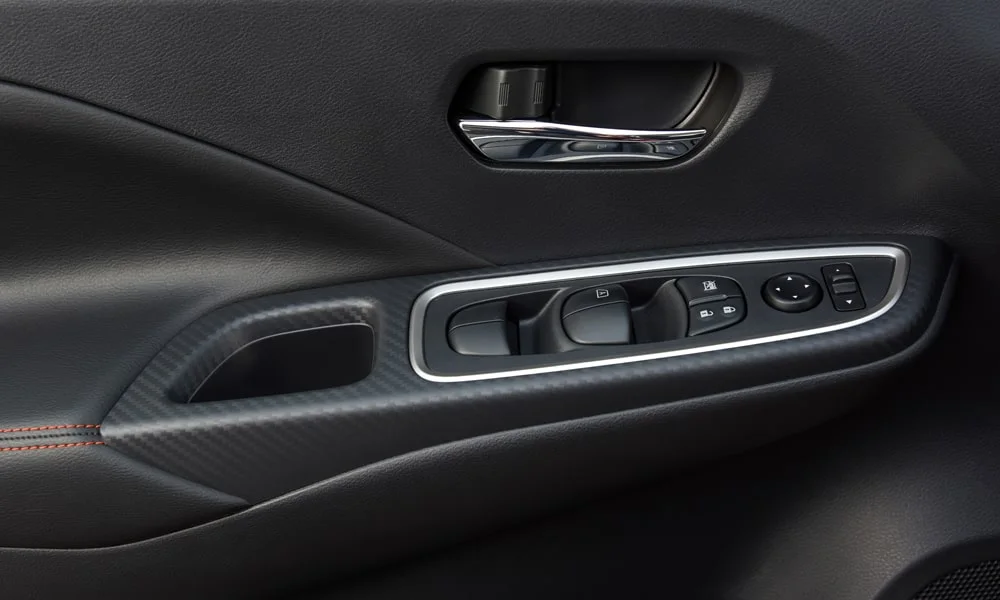 Фото Nissan Versa (2024) — дверная карта. Подлокотник, динамик и блок стеклоподъёмников. Мягкая вставка в зоне локтя — то, что чувствуешь каждый день Nissan Versa (2024) — дверная карта