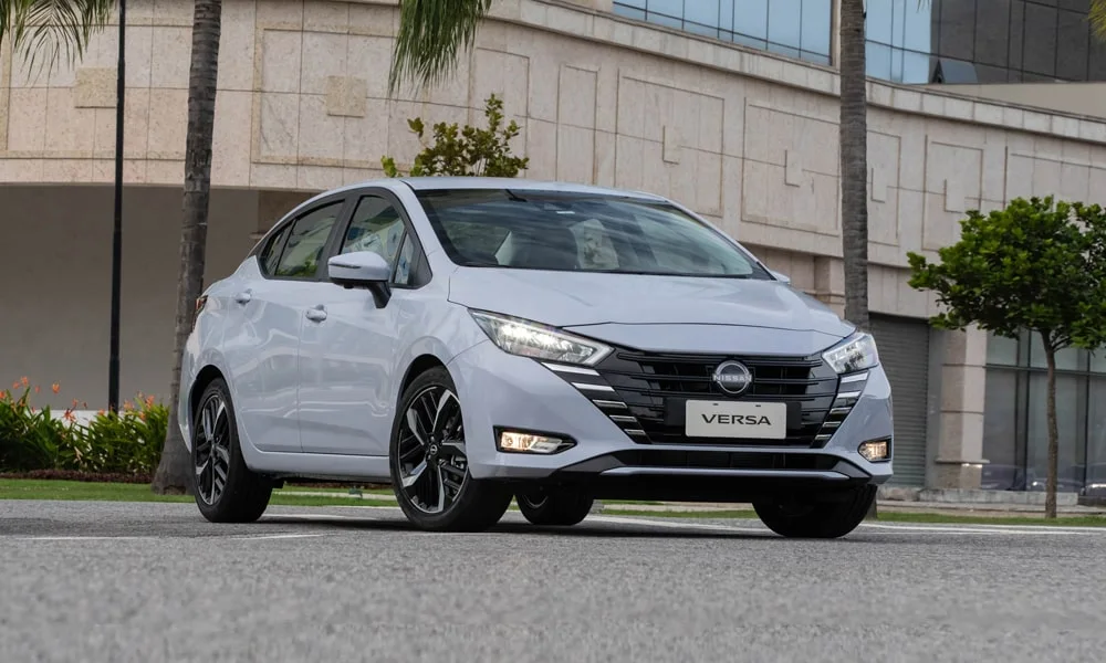 Фото Nissan Versa (2024) — вид спереди, фото 6. Анфас: пропорции капота, посадка кузова и графика ходовых огней. Рисунок ходовых огней — подпись модели, по нему её узнают в потоке Nissan Versa (2024) — вид спереди, фото 6