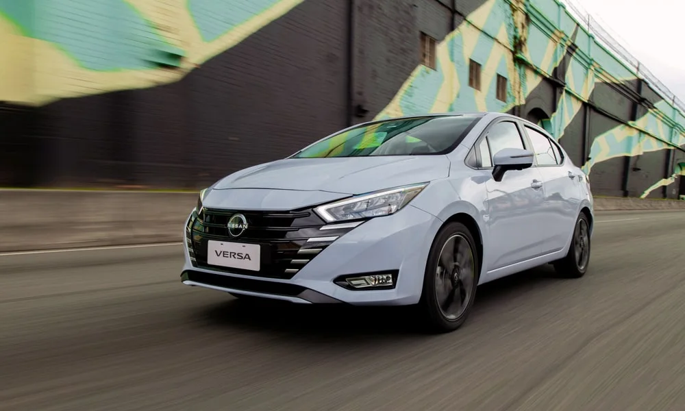 Фото Nissan Versa (2024) — вид спереди, фото 7. Анфас: пропорции капота, посадка кузова и графика ходовых огней. Рисунок ходовых огней — подпись модели, по нему её узнают в потоке Nissan Versa (2024) — вид спереди, фото 7