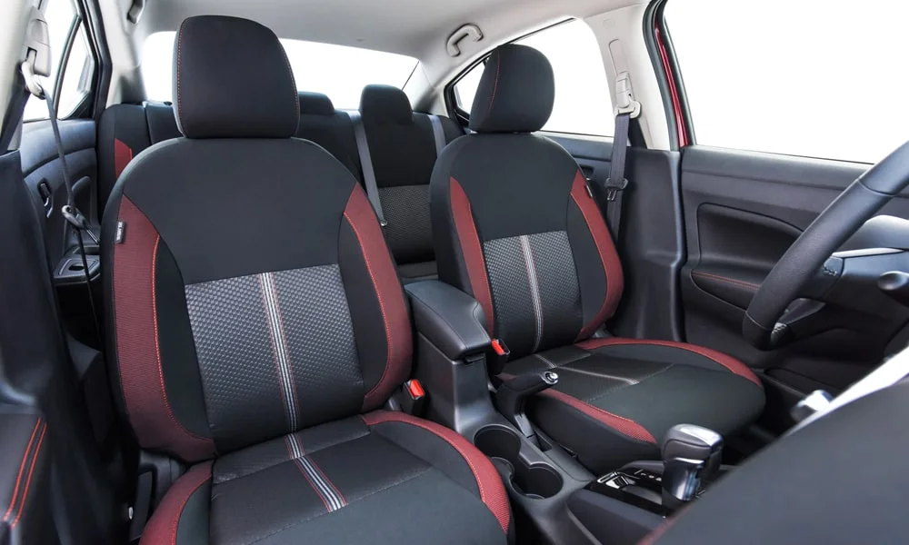 Фото Nissan Versa (2024) — передние сиденья. Профиль кресел: боковая поддержка и подголовники. Регулировки с памятью возвращают кресло под водителя одним нажатием — у версий с электроприводом Nissan Versa (2024) — передние сиденья