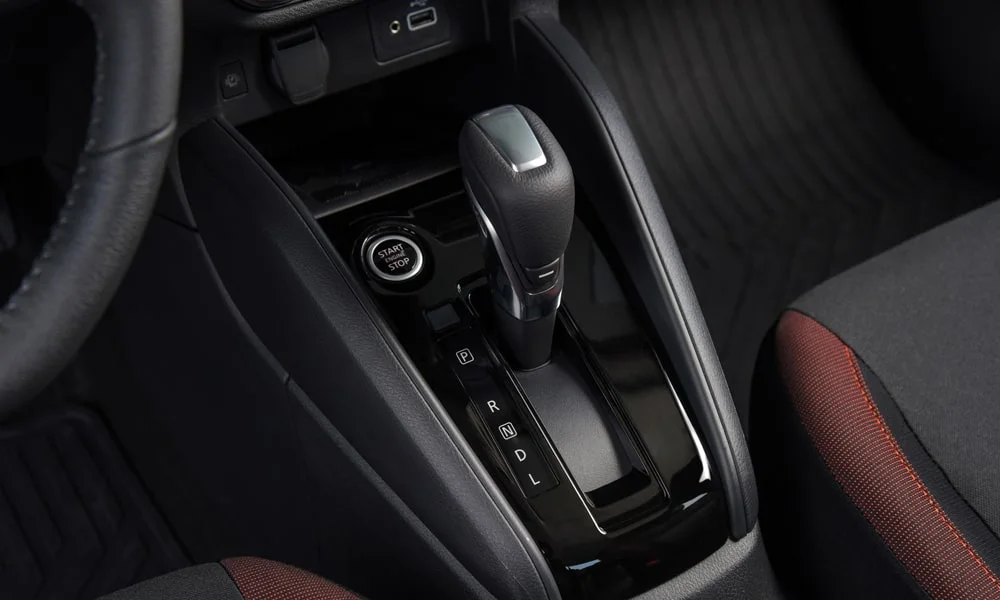 Фото Nissan Versa (2024) — селектор коробки передач. Селектор трансмиссии на центральной консоли Nissan Versa (2024) — селектор коробки передач