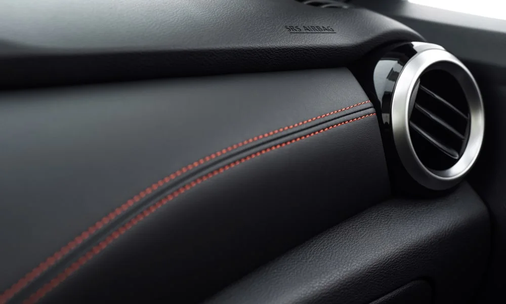Фото Nissan Versa (2024) — деталь интерьера. Элемент салона вблизи — уровень исполнения виден в мелочах. Мелкие элементы отделки честнее всего показывают класс салона Nissan Versa (2024) — деталь интерьера