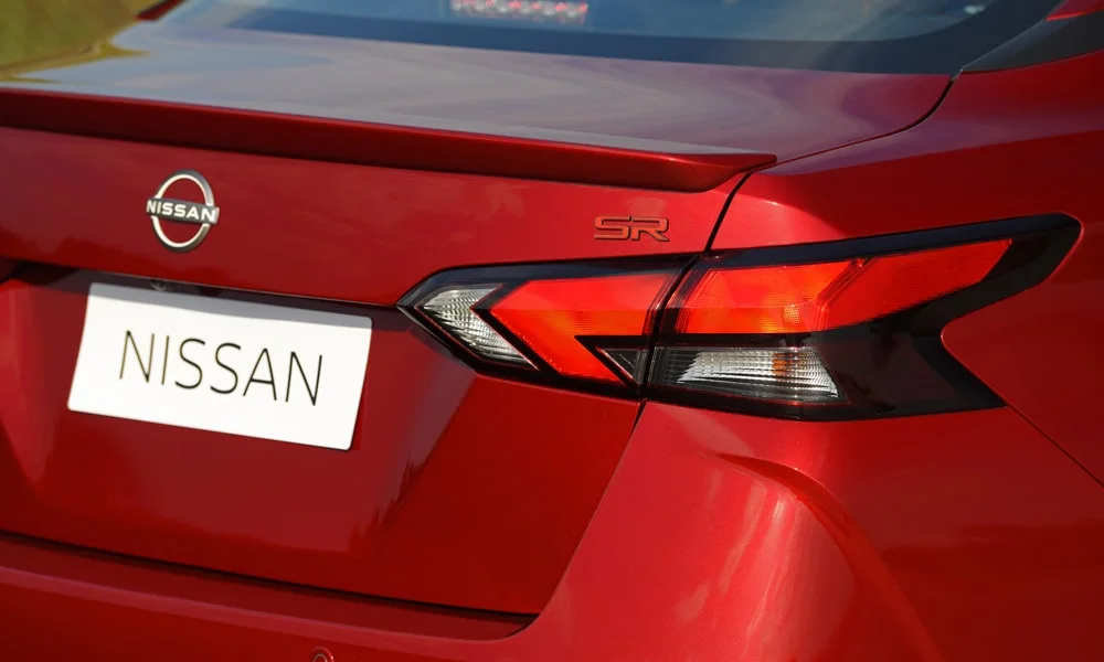 Фото Nissan Versa (2024) — вид сзади, фото 4. Графика фонарей, бампер и оформление пятой двери. Насадки выхлопа или их имитация внизу бампера различают версии Nissan Versa (2024) — вид сзади, фото 4
