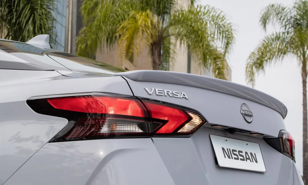 Фото Nissan Versa (2024) — вид сзади, фото 6. Серый кузов сзади — фонари и бампер определяют ночной образ модели. Светодиодная полоса или раздельные секции — задняя оптика стала главным украшением кормы Nissan Versa (2024) — вид сзади, фото 6